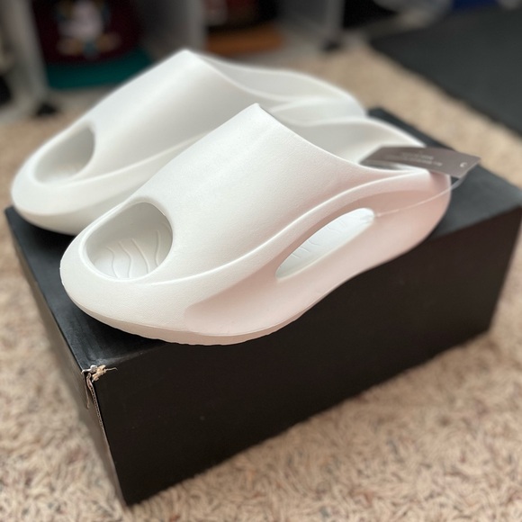 Trillium Slides, Womens 7, Palmer White - Picture 7 of 9